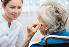 Nezůstávejte v tichu: Tichý svět pomáhá seniorům se ztrátou sluchu