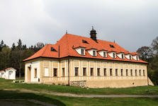 Restaurátorky zachránily už 1/3 vzácné štukové výzdoby interiéru kostela na Skalce v Mníšku pod Brdy