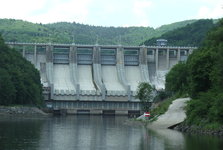 Vodohospodáři na téměř dva roky uzavřou silnici na přehradě u Slap. Omezení se dotkne řidičů i stánkařů