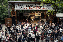 Rockabilly CZ Rumble 2026: Lesní divadlo v Řevnicích už po osmnácté ožije stylem 50. let Rockabilly CZ Rumble 2026: Lesní divadlo v Řevnicích už po osmnácté ožije stylem 50. let